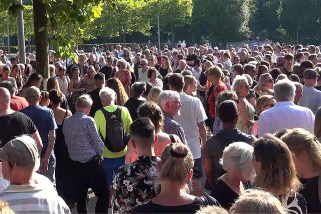 Menschen trauern gemeinsam nach einem tödlichen Angriff im Kurpark.