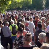 Menschen trauern gemeinsam nach einem tödlichen Angriff im Kurpark.