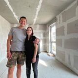 Veronika und Matti Ostwinkel im September 2022 im Rohbau ihres Eigenheims in Holzwickede