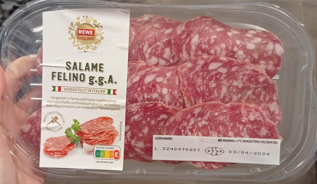 Eine Verpackung der Salami von Rewe, die von einer Rückrufaktion betroffen ist.