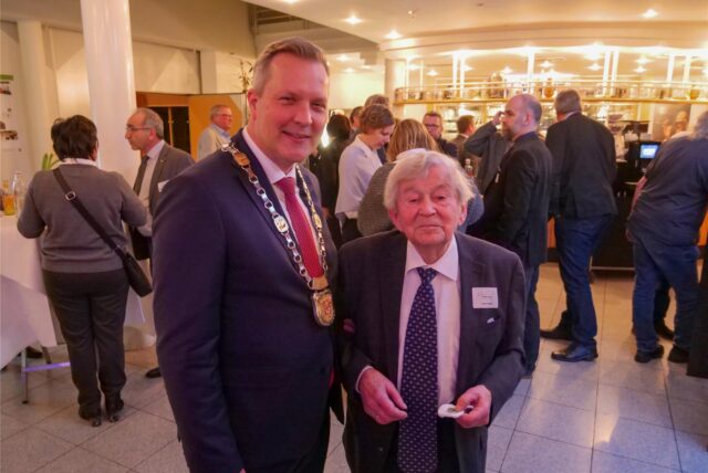 Bürgermeister Jürgen Kleine-Frauns (li.) mit dem Schöpfer der Amtskette, Hubert Langner, beim Jahresempfang der Stadt Lünen 2023 im Hansesaal.