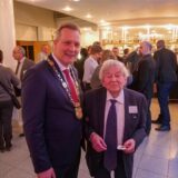 Bürgermeister Jürgen Kleine-Frauns (li.) mit dem Schöpfer der Amtskette, Hubert Langner, beim Jahresempfang der Stadt Lünen 2023 im Hansesaal.
