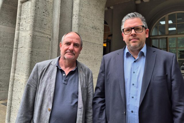 Der Leiter des Amts für Finanzen, Reinhard Lambio (l.), und Kämmerer Niklas Luhmann stehen vor dem Rathaus in Schwerte.
