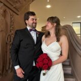 Das Brautpaar Felix-Maria Peters und Veronika Vogel steht auf der Wendeltreppe im Rathaus Recklinghausen.