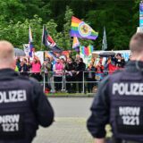 Polizeibeamte schirmen in Marl Politiker der AfD vor Demonstranten ab.