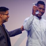 Steve Hiobi (r) und Laudator Hasnain Kazim stehen bei der Verleihung des Grimme Online Award 2023 mit dem Preis für „Dein Bruder Steve“ in der Kategorie „Information“ auf der Bühne.