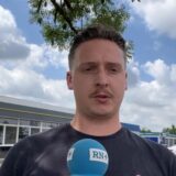 RN-Reporter Tim Hübbertz steht vor dem Fitnessstudio in der Dortmunder Nordstadt, in dem es am Donnerstag eine Schießerei gegeben hatte.