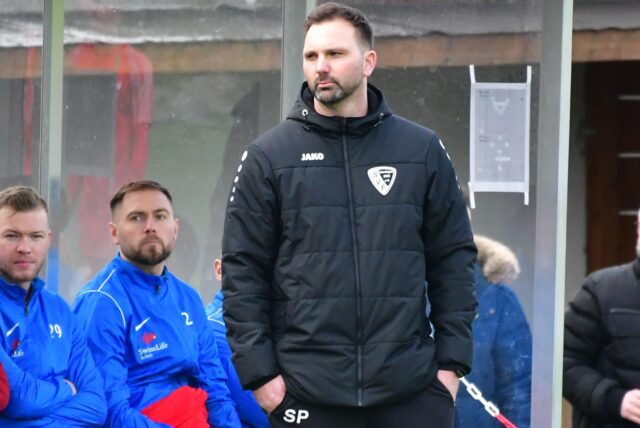 Sven Pahnreck (m.) als Trainer vom SVF Herringen vor der Auswechselbank.