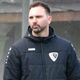 Sven Pahnreck (m.) als Trainer vom SVF Herringen vor der Auswechselbank.