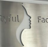 Eine Collage von Inhaberin Anna Maria Wolf und der Silhouette im Logo ihres Kosmetikstudios in Schwerte.