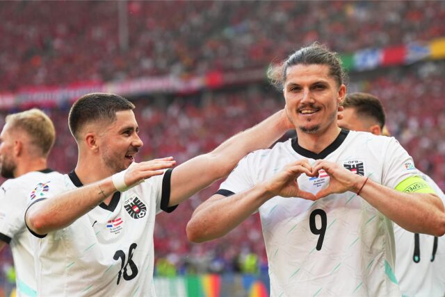 Österreichs Marcel Sabitzer jubelt mit Teamkollege Romano Schmid über seinen Treffer zum 3:2 im EM-Spiel gegen die Niederlande.