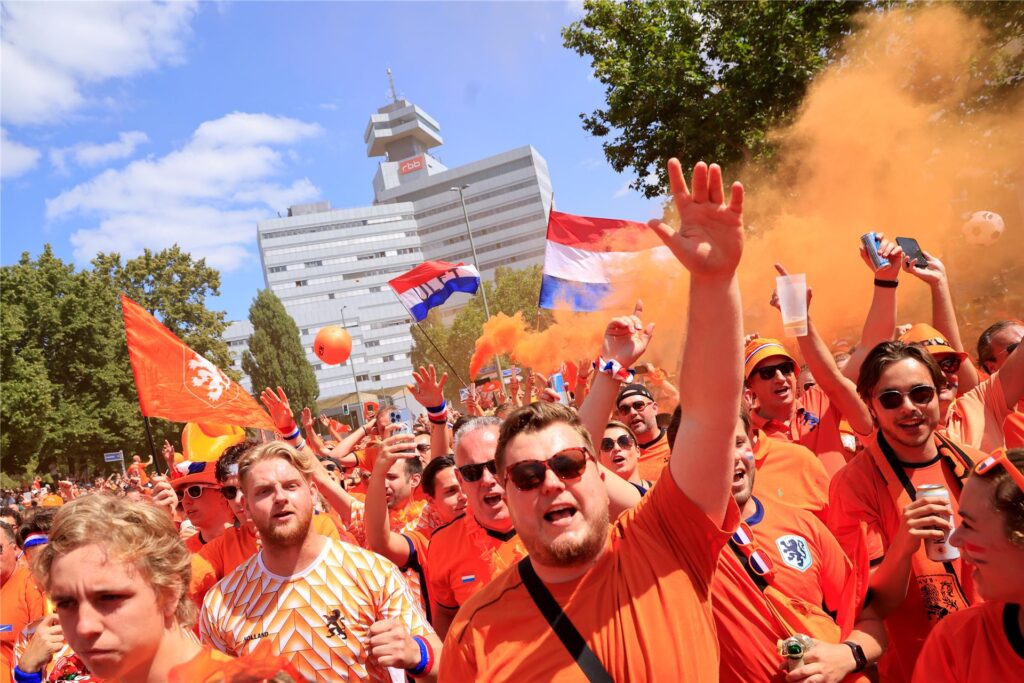 Fans der Niederlande feiern vor dem EM-Spiel gegen Österreich beim Fanmarsch zum Olympiastadion Berlin. Fans der Niederlande feiern vor dem EM-Spiel gegen Österreich beim Fanmarsch zum Olympiastadion Berlin.