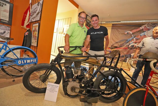 Schrittmacher Christian Dippel und Radrennfahrer Lucas Liß an dem neuen Exponat.