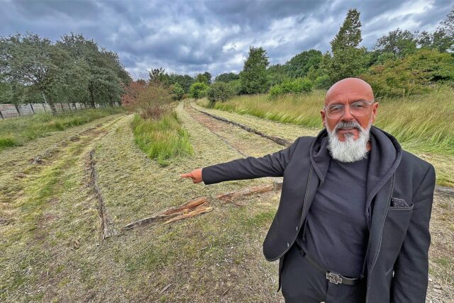 An der Finnenbahn in Unna-Massen wurde Mitte Juni nach längerer Zeit wieder das Grün geschnitten.