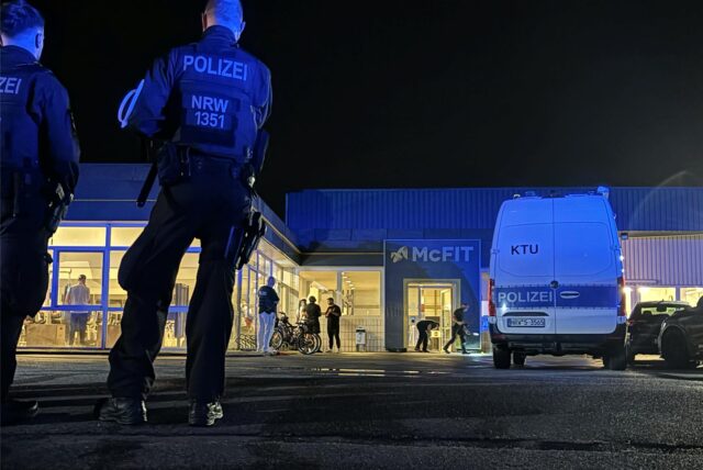 Nach einer Schießerei in einem Fitnessstudio in der Dortmunder Nordstadt sind die Täter noch auf der Flucht. Derweil kursieren Gerüchte, dass sowohl das 53-jährige Opfer als auch die Schützen aus dem Clan- und Rocker-Milieu stammen.
