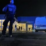 Nach einer Schießerei in einem Fitnessstudio in der Dortmunder Nordstadt sind die Täter noch auf der Flucht. Derweil kursieren Gerüchte, dass sowohl das 53-jährige Opfer als auch die Schützen aus dem Clan- und Rocker-Milieu stammen.
