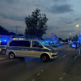 Polizei steht an der Eisenstraße in Dortmund.