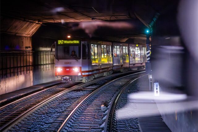 Eine Stadtbahn in einem U-Bahn-Tunnel in Dortmund