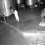 Aufnahme einer Sicherheitskamera: Im Lagerraum des Weinguts Cepa 21 Wein wird Wein verschüttet.