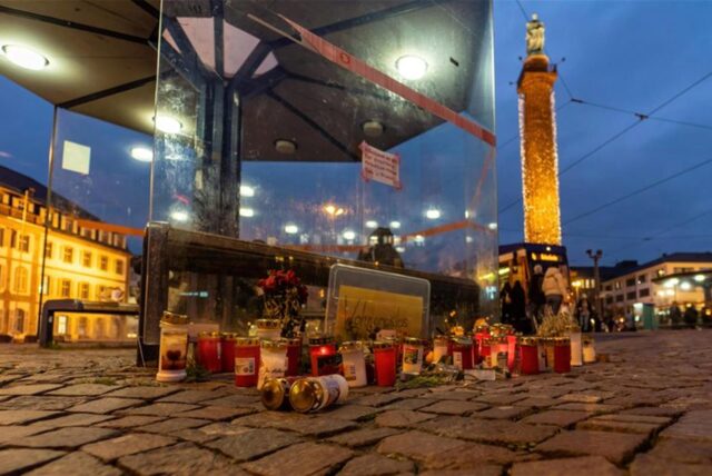 Kerzen und Blumen im November 2023 in Darmstadt zur Erinnerung an einen Obdachlosen, der dort wenige Tage zuvor getötet worden war.