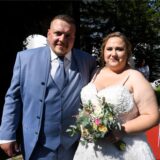 Lara Maiwald und Markus Thiel stehen nach der Trauung vor der Schlosskapelle.