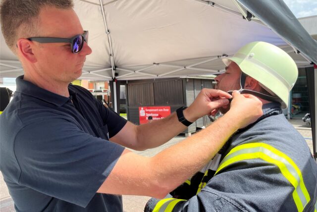 Einmal wie ein Feuerwehrmann handeln: Diesen Traum erfüllten sich am Samstag in Bergkamen vor allem Männer.