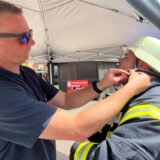 Einmal wie ein Feuerwehrmann handeln: Diesen Traum erfüllten sich am Samstag in Bergkamen vor allem Männer.