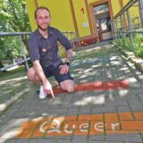 Dave Spitzenberger zeigt auf den Schriftzug „Queer“ vor dem Treffpunkt Villa in Holzwickede