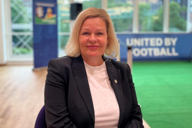 Nancy Faeser schaut in die Kamera.