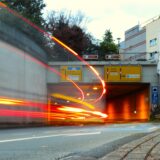 Rücklichter von Fahrzeugen, aufgenommen mit langer Belichtungszeit, vor der Einfahrt in den Ringtunnel in Unna