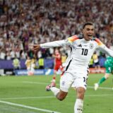 Jamal Musiala dreht nach seinem Tor im Achtelfinalspeil gegen Dänemark jubelnd ab.