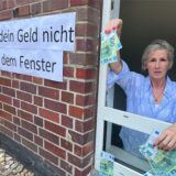 Frances Trümper wirft das Geld nur symbolisch aus dem Fenster: Die Leiterin des Arbeitskreises gegen Spielsucht im Kreis Unna warnt aus aktuellem Anlass vor Sportwetten.