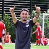 Ein junger Mann reckt die Zeigefinger nach oben