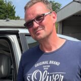 Frank Stamner aus Rünthe hatte unter Anleitung die Tür des Schrott-Fahrzeugs entfernt.