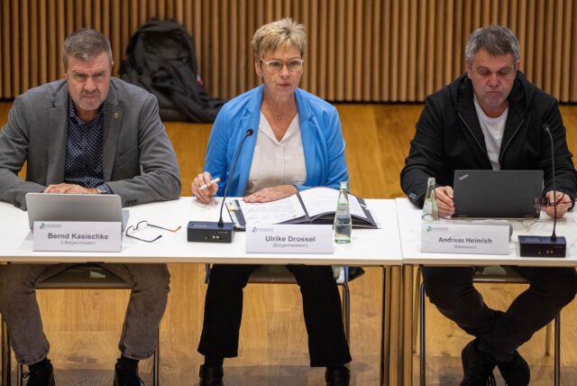 Hört oft zu, sagt meist wenig: Bürgermeisterin Ulrike Drossel während politischer Sitzungen der Gemeinde. Hier sitzt die Bürgermeisterin neben ihrem Ersten Beigeordneten Bernd Kasischke und Kämmerer Andreas Heinrich (r.) während einer Gemeinderatssitzung.