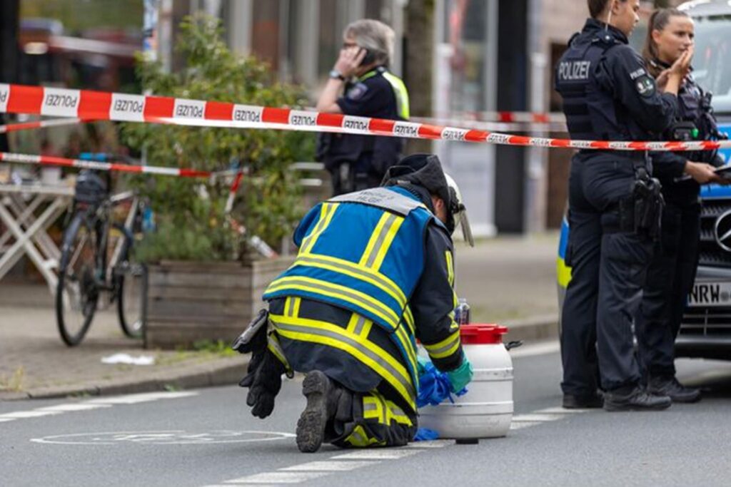 Polizisten sind im Einsatz vor einem Bochumer Café.