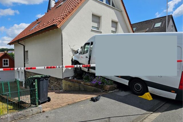 Ein die Straße hinabrollender Pakettransporter wurde durch eine Hauswand gestoppt.