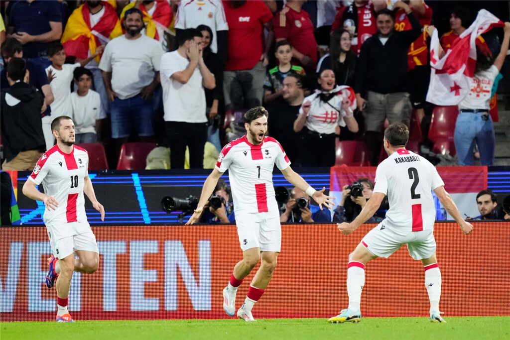Georgien feiert den Führungstreffer.