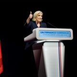 Marine Le Pen zeigt einen Daumen nach oben, die rechtsnationale französische Politikerin zeigt sich nach der Veröffentlichung erster Hochrechnungen zufrieden.