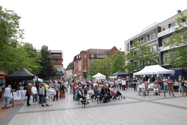 Trotz wechselhaftem Wetter kamen zahlreiche Besucher beim Kulturfest zusammen.