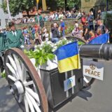 Festzug des Schützenvereins Hemmerde: An der historischen Kanone hängt eine Friedensbotschaft.