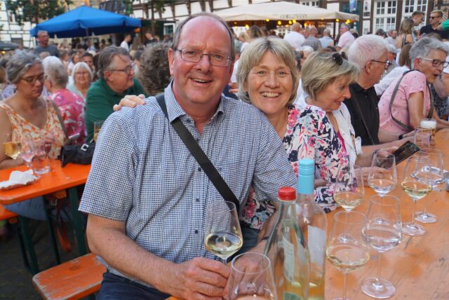 Ein Mann und eine Frau bei dem Weinfest in Werne.