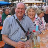 Ein Mann und eine Frau bei dem Weinfest in Werne.