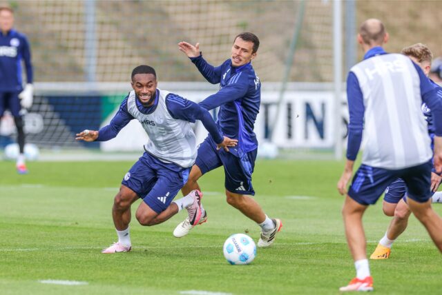 Moussa Sylla (l.) im Duell mit Ron Schallenberg.