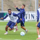 Moussa Sylla (l.) im Duell mit Ron Schallenberg.