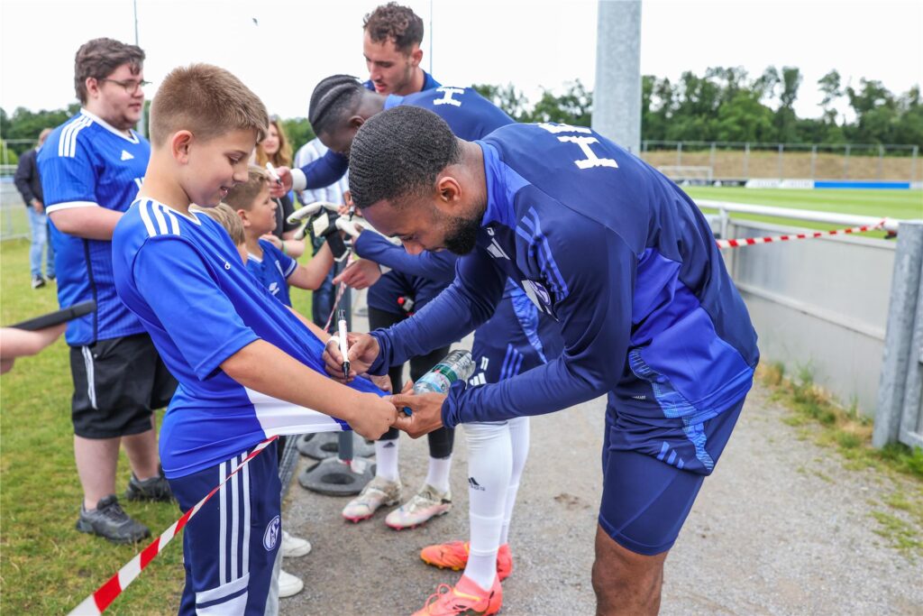 Neuzugang Moussa Sylla gab viele Autogramme. Neuzugang Moussa Sylla gab viele Autogramme.