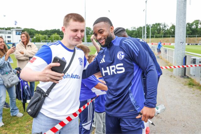 Moussa Sylla macht fleißig Fotos mit den Fans des FC Schalke 04.