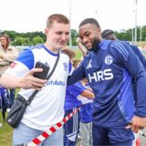 Moussa Sylla macht fleißig Fotos mit den Fans des FC Schalke 04.