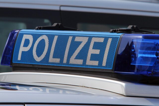 Zu sehen ist der Schriftzug „Polizei“ zwischen zwei Blaulichtern.