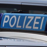 Zu sehen ist der Schriftzug „Polizei“ zwischen zwei Blaulichtern.